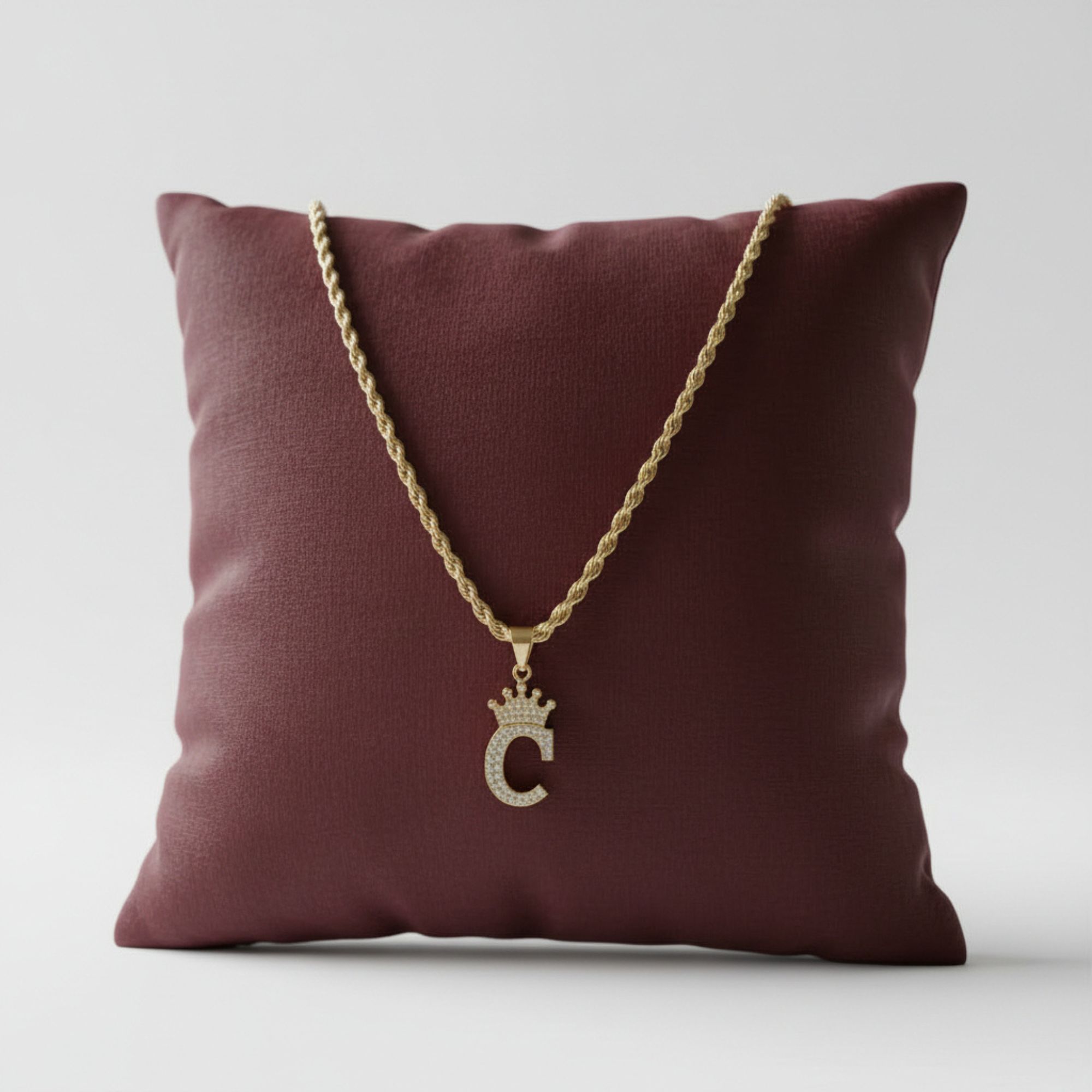 Cadena Rope Crown con dije inicial letra “C” en oro laminado 14K