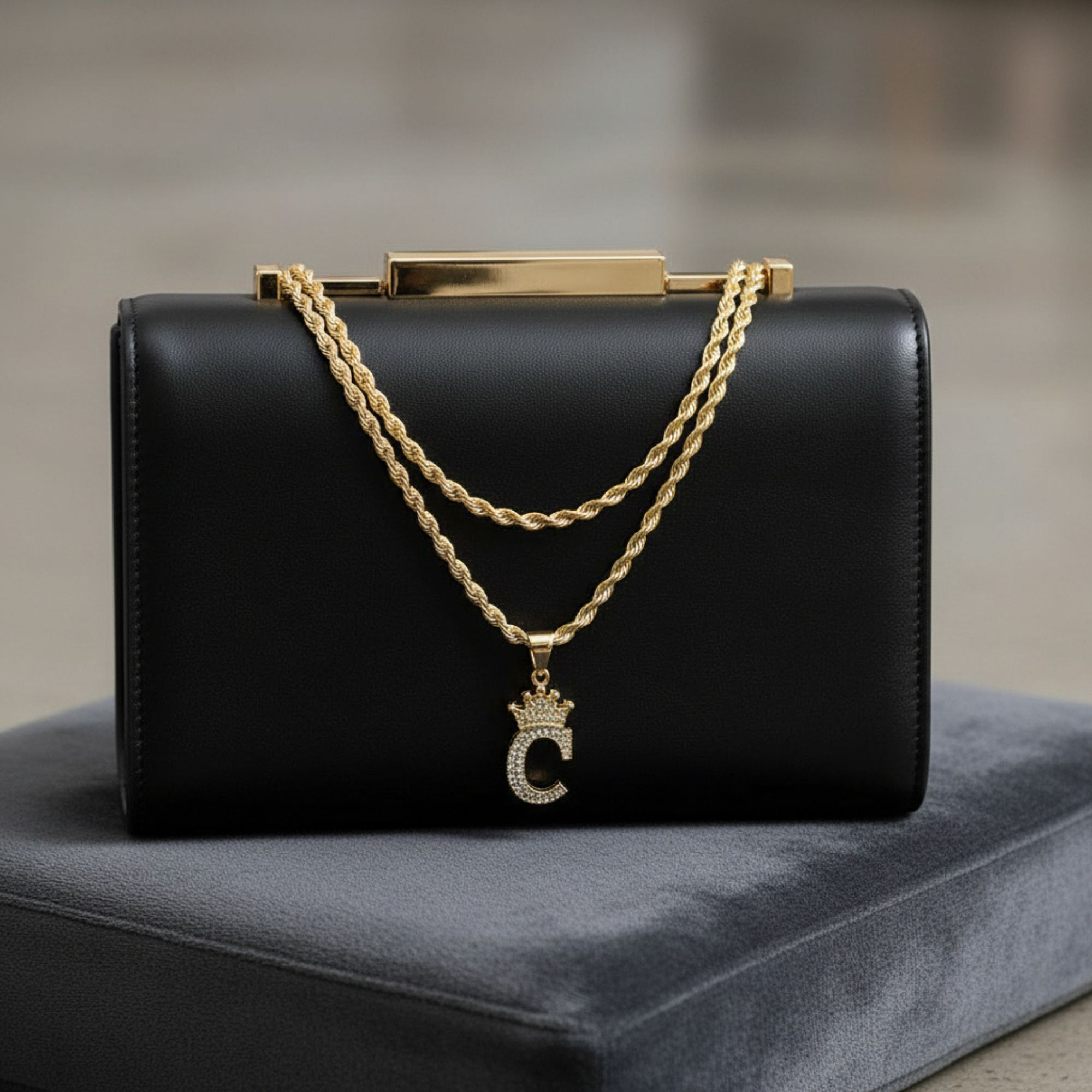 Cadena Rope Crown con dije inicial letra “C” en oro laminado 14K