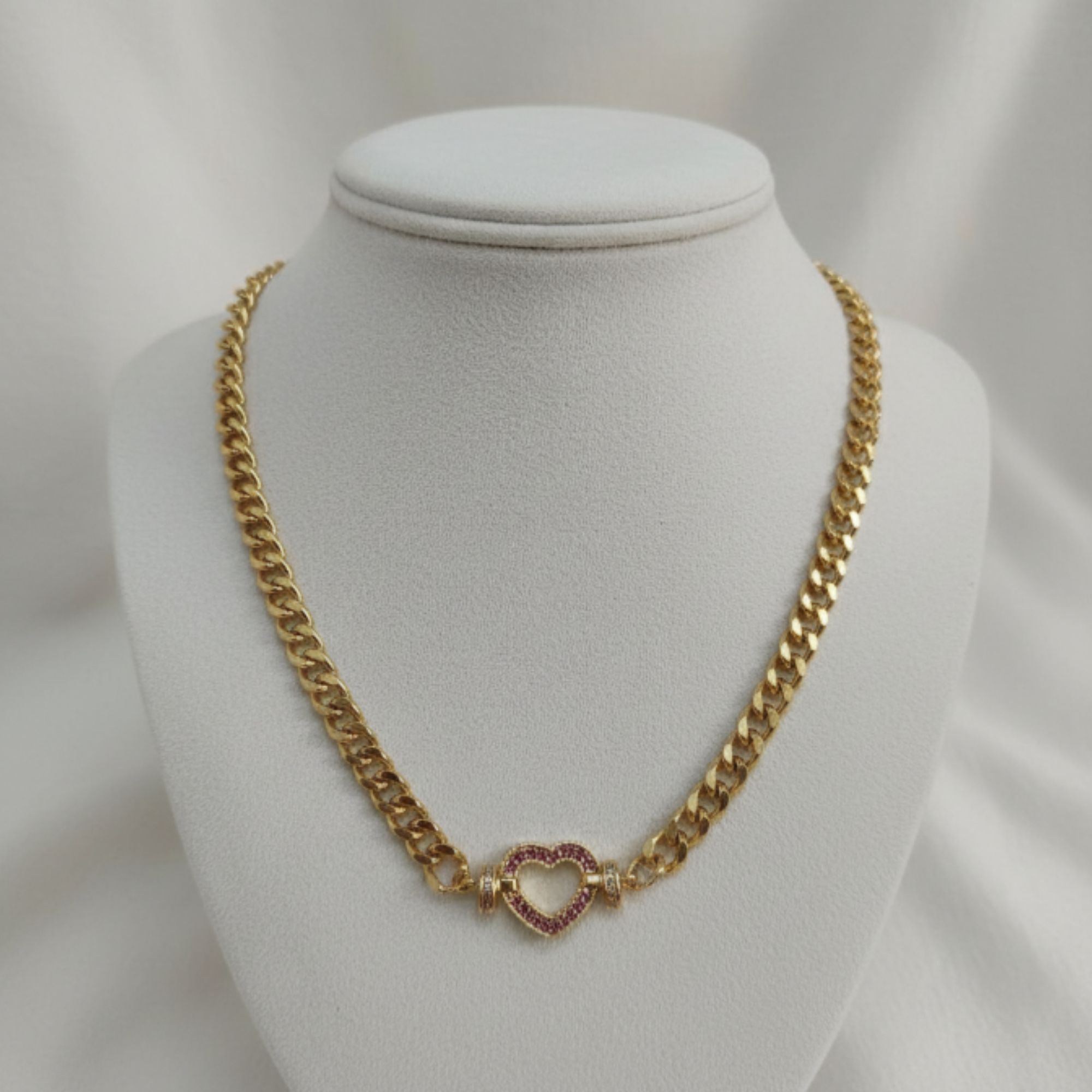 Choker Dorado con Dije de Corazón de Zirconias – Elegancia que Enamora