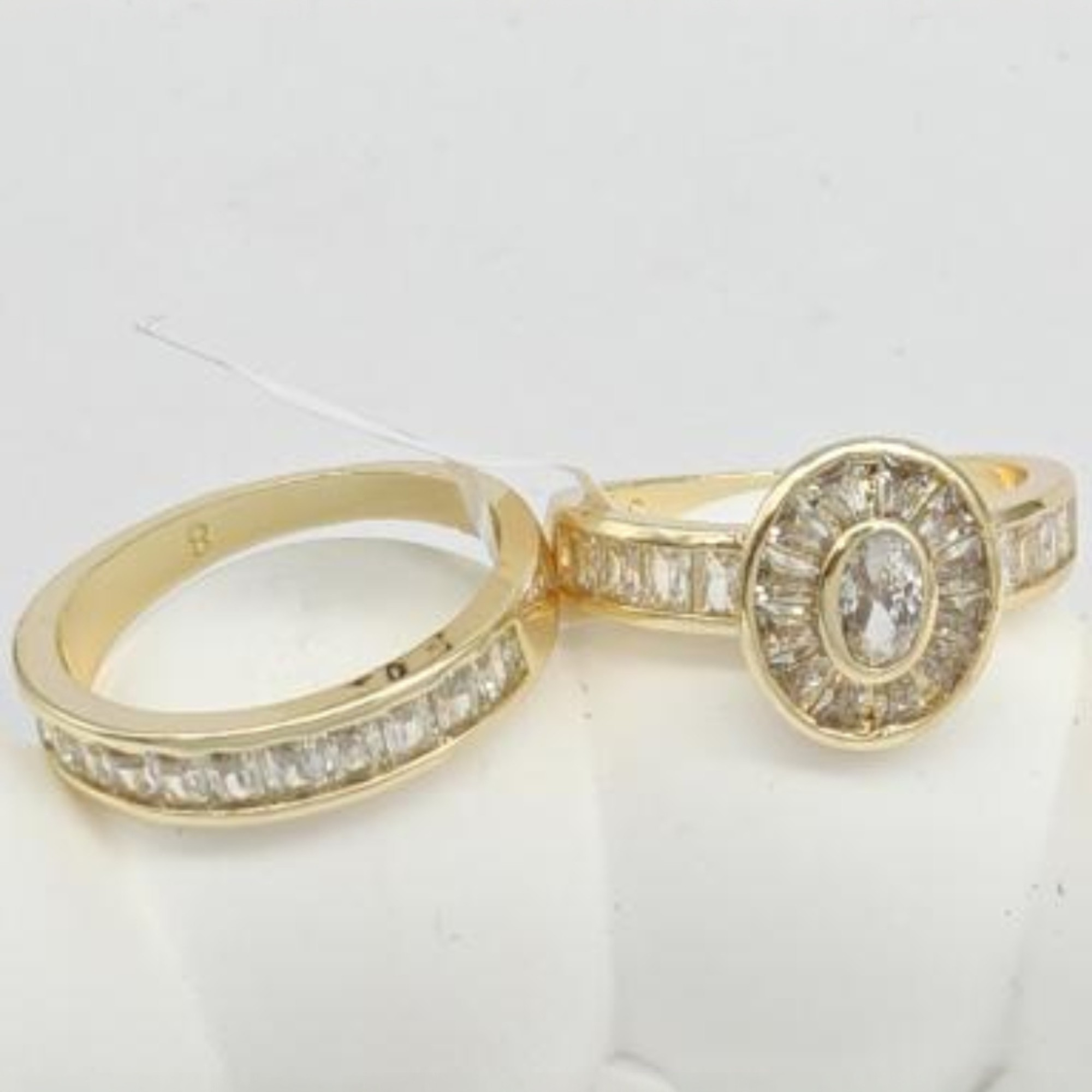 Dúo de Anillos de Compromiso Oval en Oro Laminado 14K