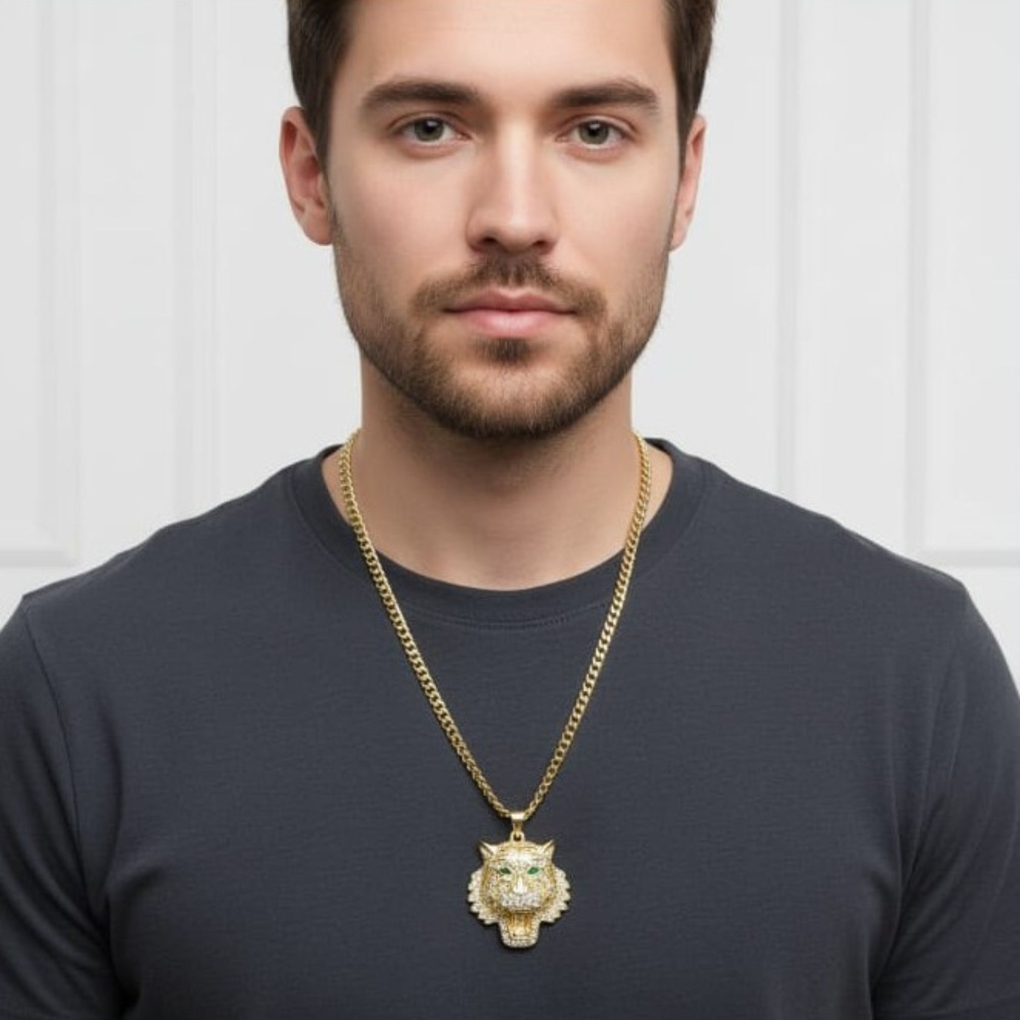 Cadena Dorada con Dije de Tigre – Fuerza, Estilo y Elegancia