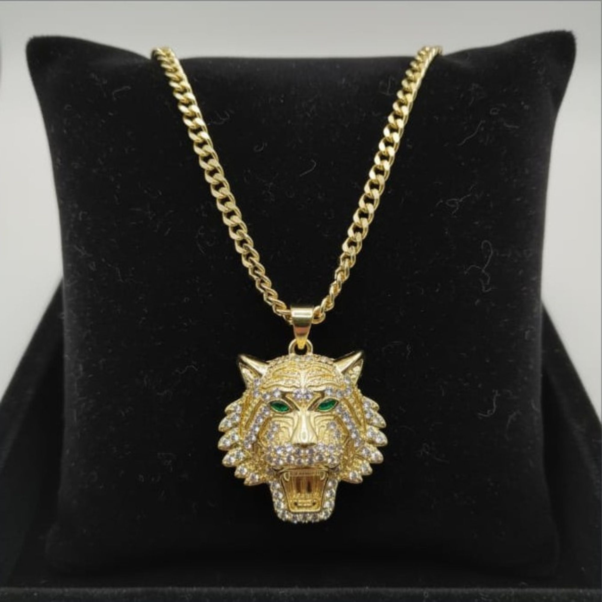 Cadena Dorada con Dije de Tigre – Fuerza, Estilo y Elegancia