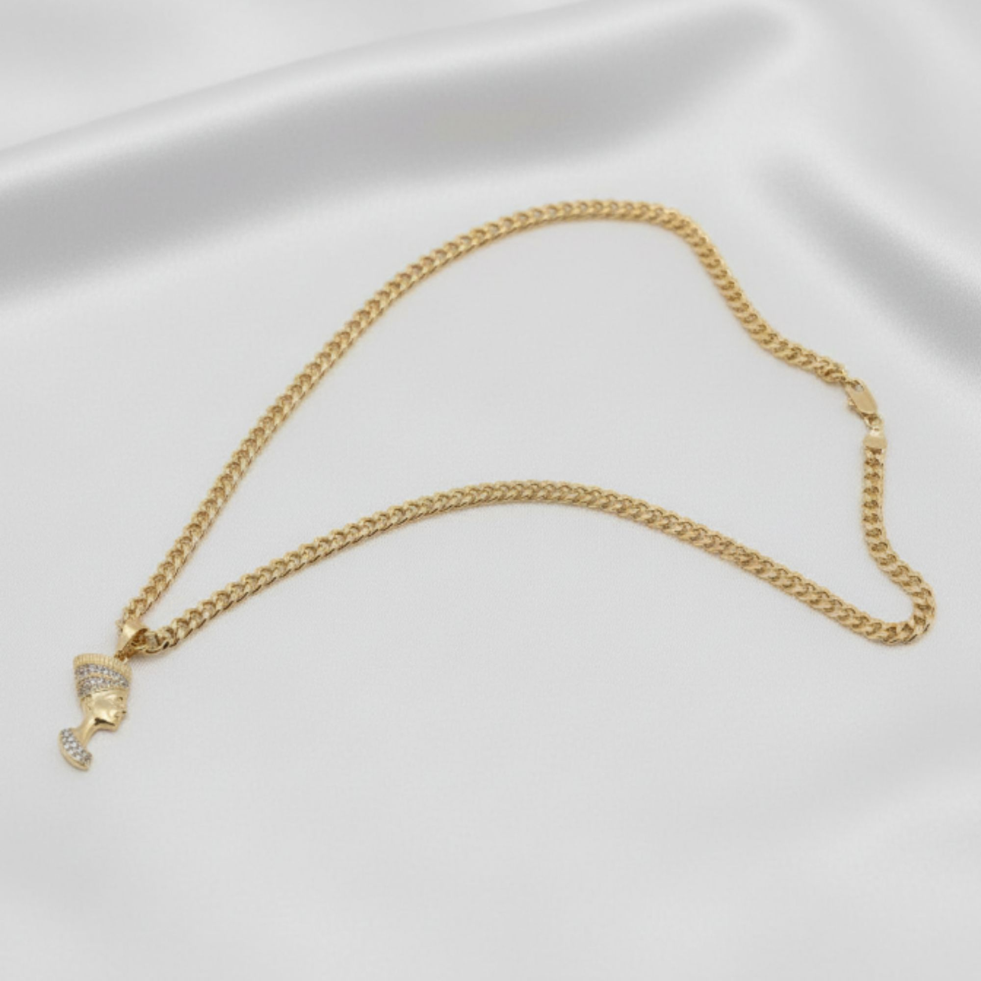 Cadena Dorada con Dije de Reina Faraona – Elegancia, Poder y Estilo